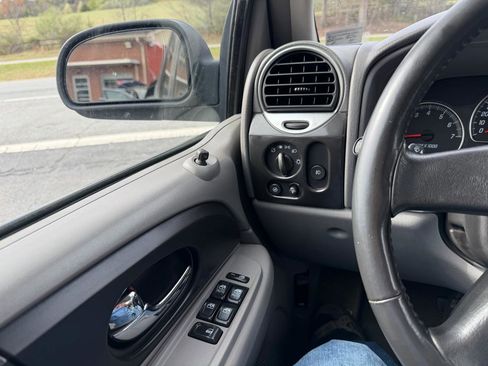 Used 2005 GMC Envoy SLE image 17