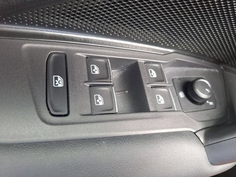 Used 2026 Volkswagen Tiguan SE w/ Panoramic Sunroof Package FWD image 16