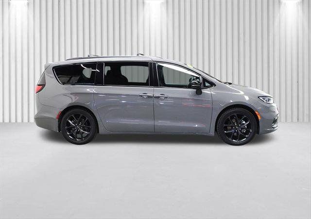 Certified 2025 Chrysler Pacifica Limited FWD image 2