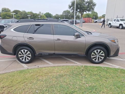 Used 2022 Subaru Outback Premium image 7