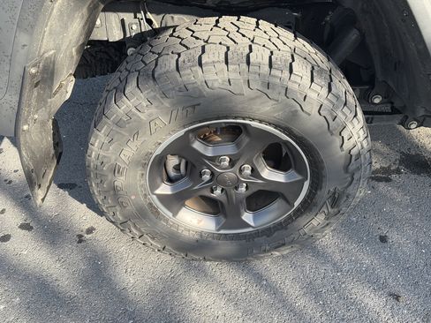 Used 2021 Jeep Gladiator Rubicon AWD/4WD image 13