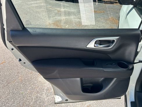Used 2017 Nissan Pathfinder SV FWD image 25