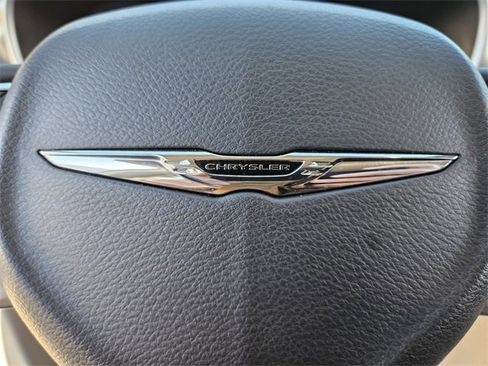 Used 2023 Chrysler Pacifica Touring-L image 26