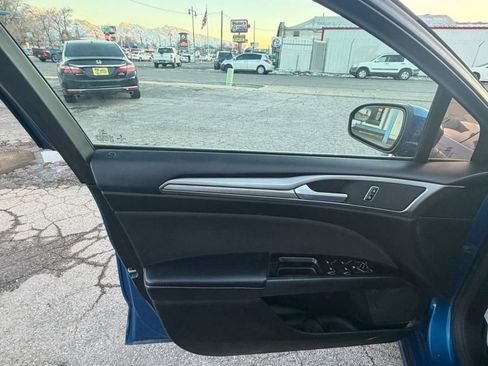 Used 2017 Ford Fusion SE w/ Fusion SE Technology Package image 25