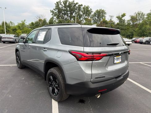 Used 2023 Chevrolet Traverse LT FWD image 4
