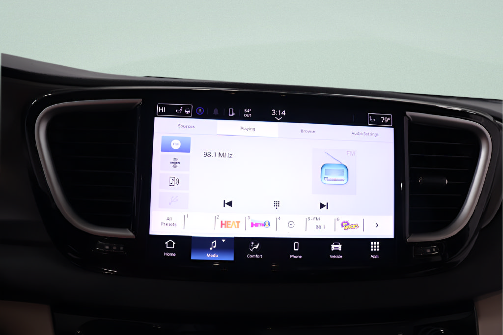 Used 2024 Chrysler Pacifica Touring-L FWD image 9