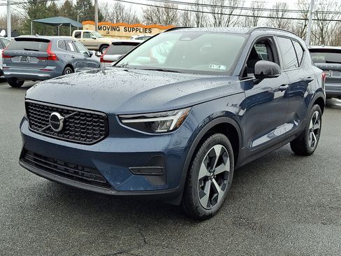 New 2026 Volvo XC40 B5 Core w/ Climate Package image 2
