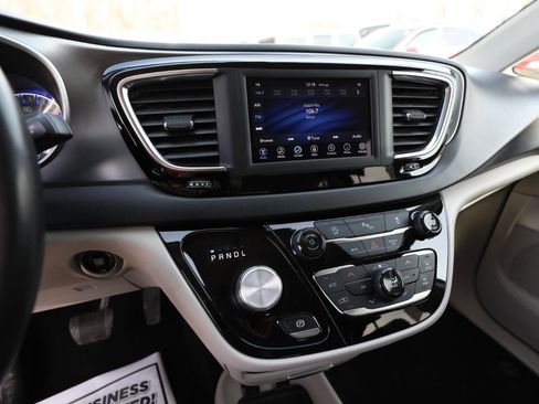 Used 2020 Chrysler Pacifica Touring-L w/ Tire & Wheel Group image 19