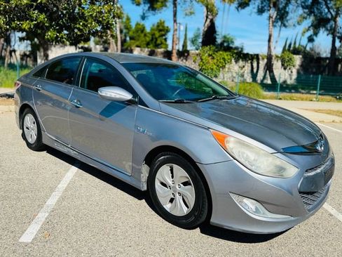 Used 2015 Hyundai Sonata Hybrid image 2