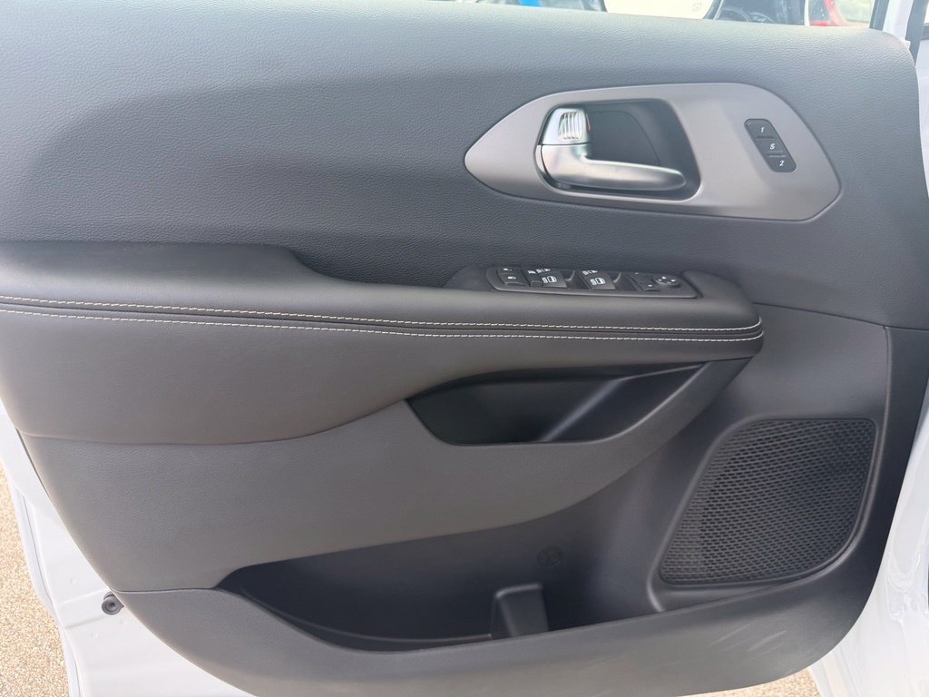New 2027 Chrysler Pacifica Select w/ Family Tech Group FWD image 31