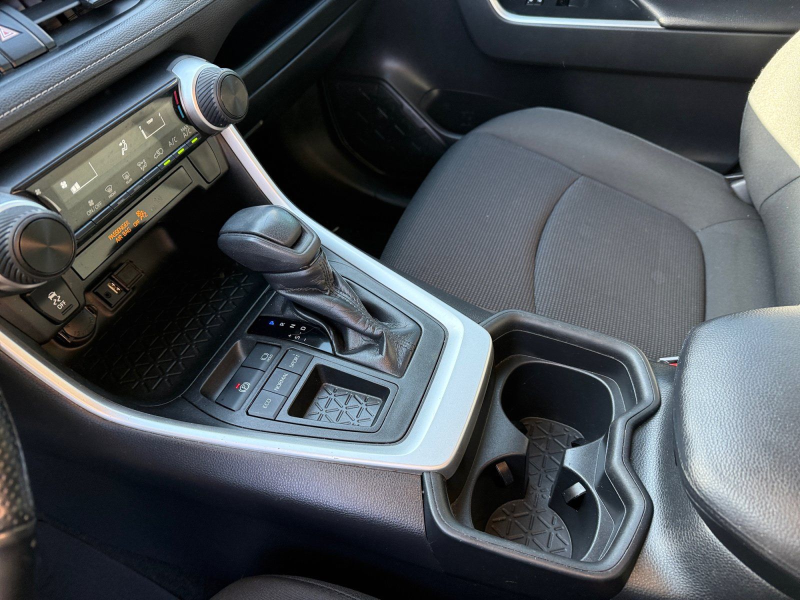 Used 2019 Toyota RAV4 LE w/ Carpet Mat Package FWD image 13
