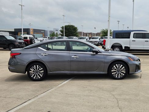 Used 2025 Nissan Altima 2.5 SV FWD image 2