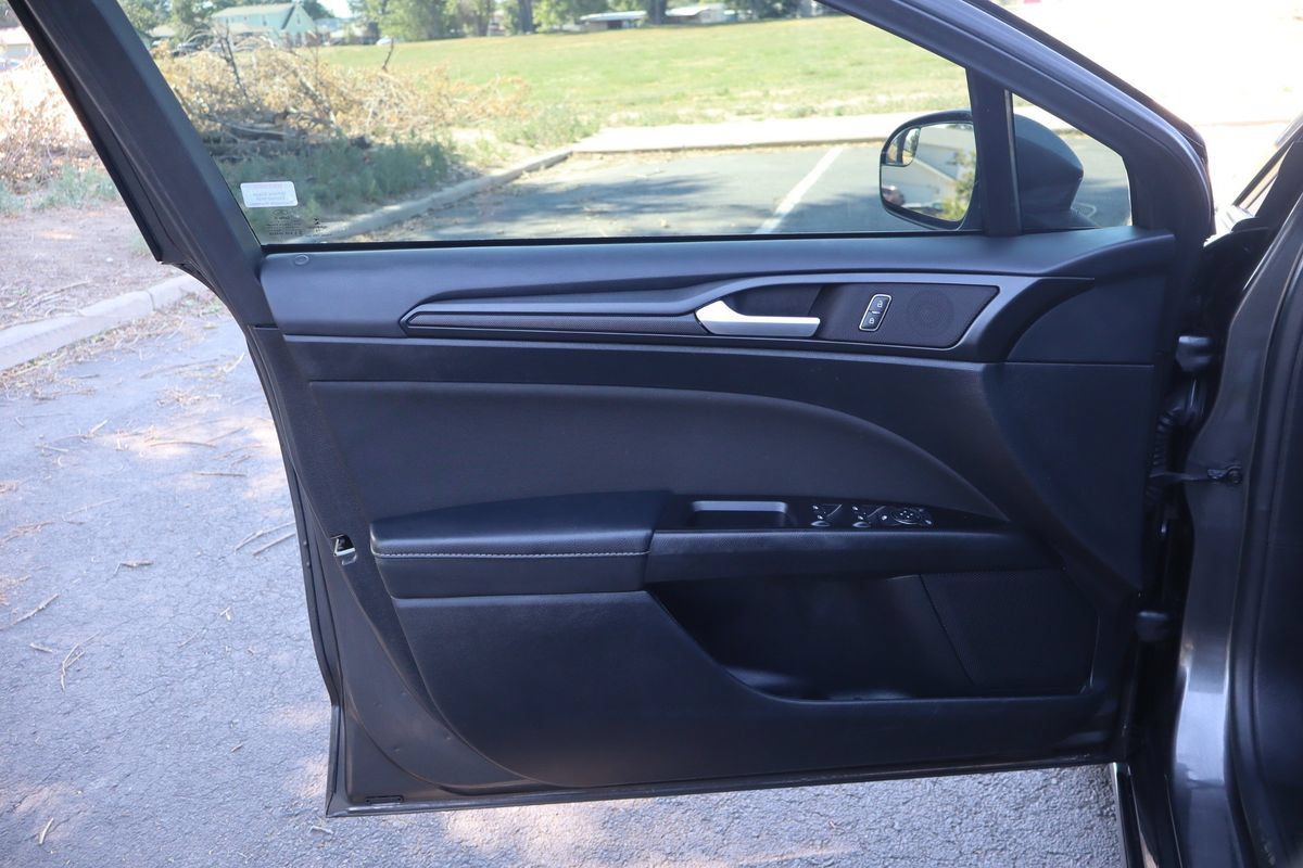Used 2018 Ford Fusion SE w/ Equipment Group 201A FWD image 23
