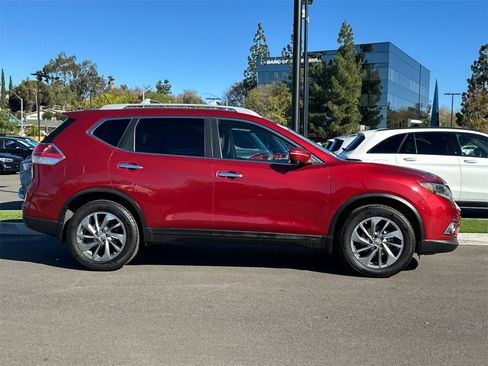 Used 2015 Nissan Rogue SL image 2