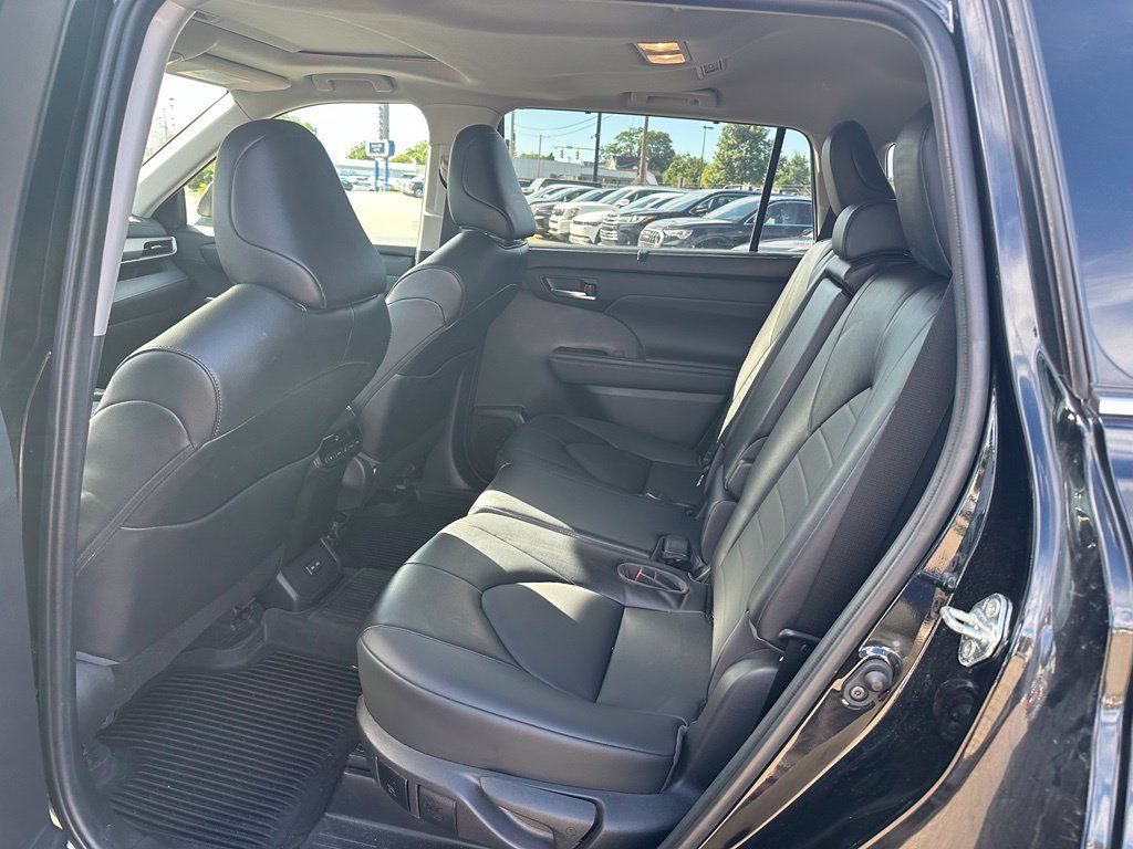 Used 2022 Toyota Highlander XLE AWD/4WD image 9