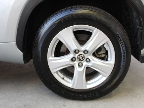 Used 2021 Toyota Highlander L FWD image 40