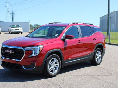 Used 2023 GMC Terrain SLE w/ Driver Convenience Package FWD image 2