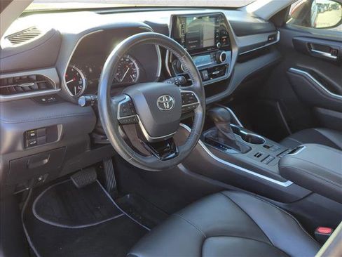 Used 2020 Toyota Highlander XLE image 14