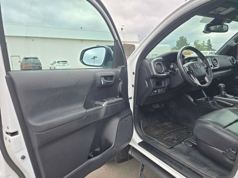 Used 2019 Toyota Tacoma TRD Off-Road AWD/4WD image 19