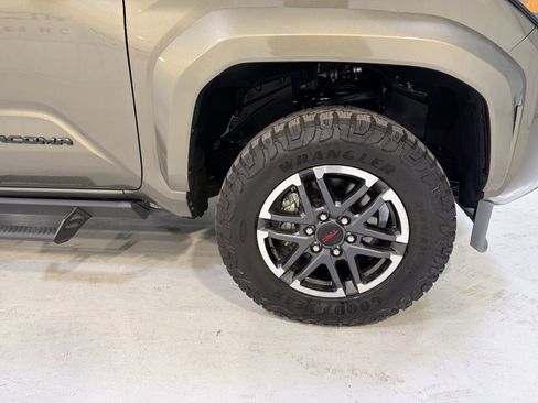 Used 2025 Toyota Tacoma TRD Sport AWD/4WD image 29