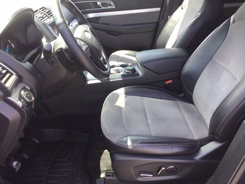 Used 2017 Ford Explorer XLT w/ Equipment Group 202A AWD/4WD image 22