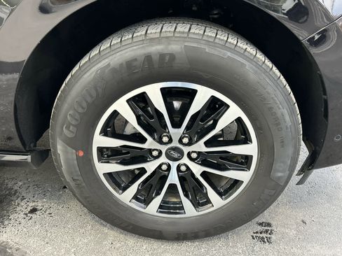 Certified 2025 Ford Expedition Max Platinum image 18