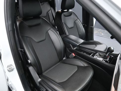 Used 2024 Jeep Compass Latitude image 12