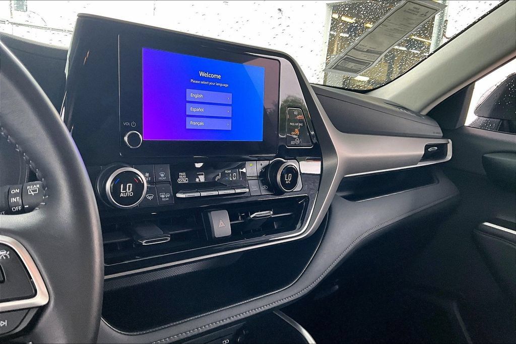 Used 2025 Toyota Highlander LE FWD image 9