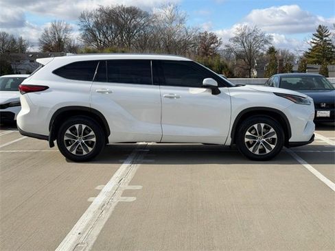 Used 2021 Toyota Highlander XLE image 2