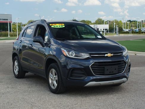 Used 2018 Chevrolet Trax LT w/ LT Convenience Package AWD/4WD image 2