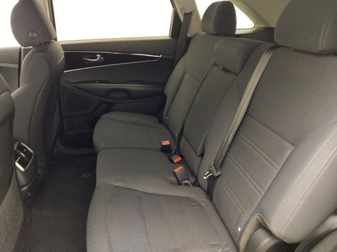 Used 2019 Kia Sorento S image 18