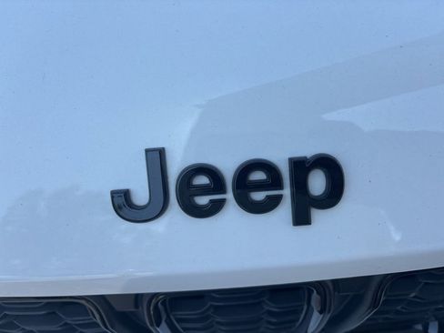 Used 2023 Jeep Grand Cherokee Limited w/ Black Appearance Package AWD/4WD image 30