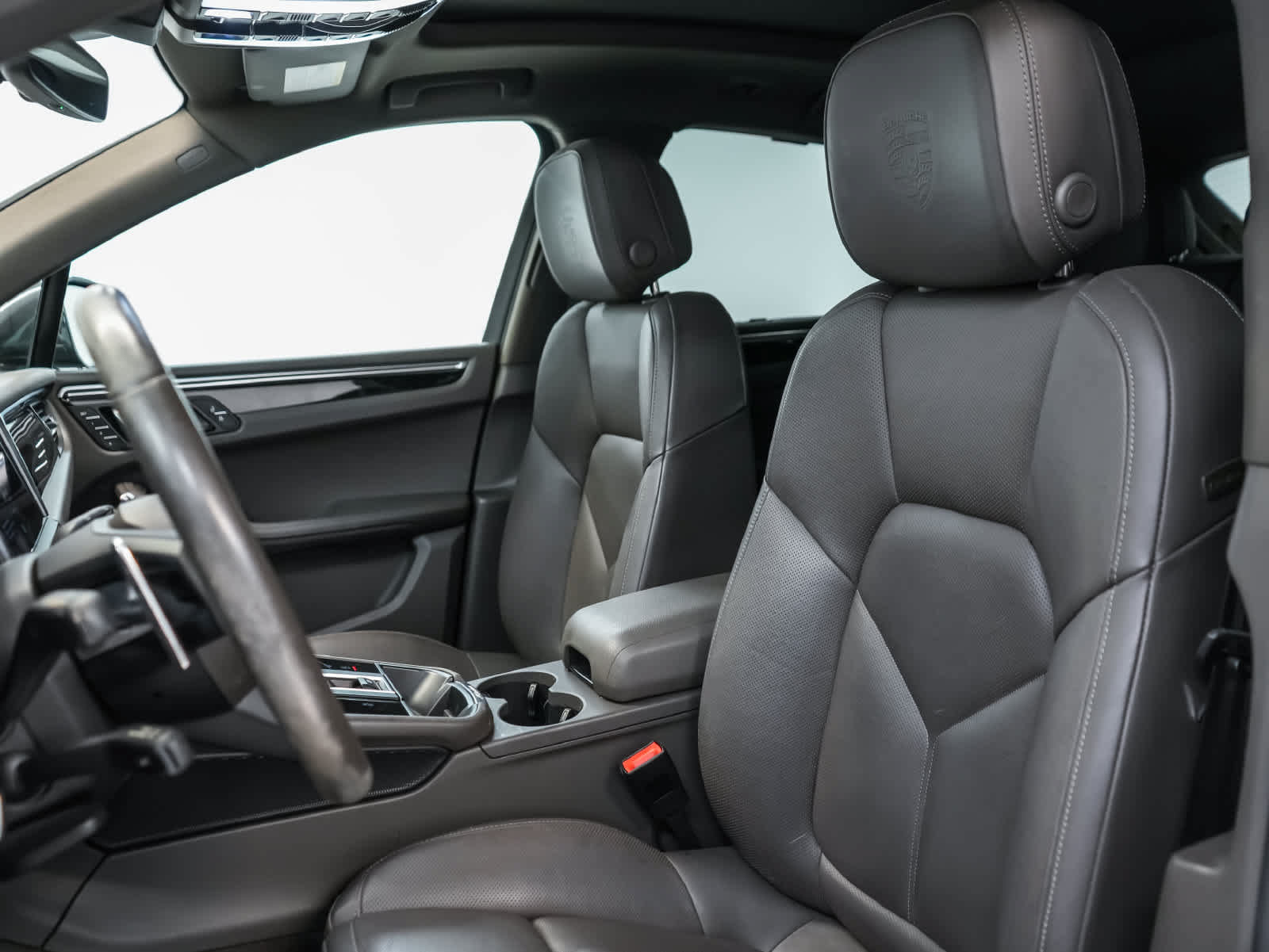 Certified 2024 Porsche Macan AWD/4WD image 5