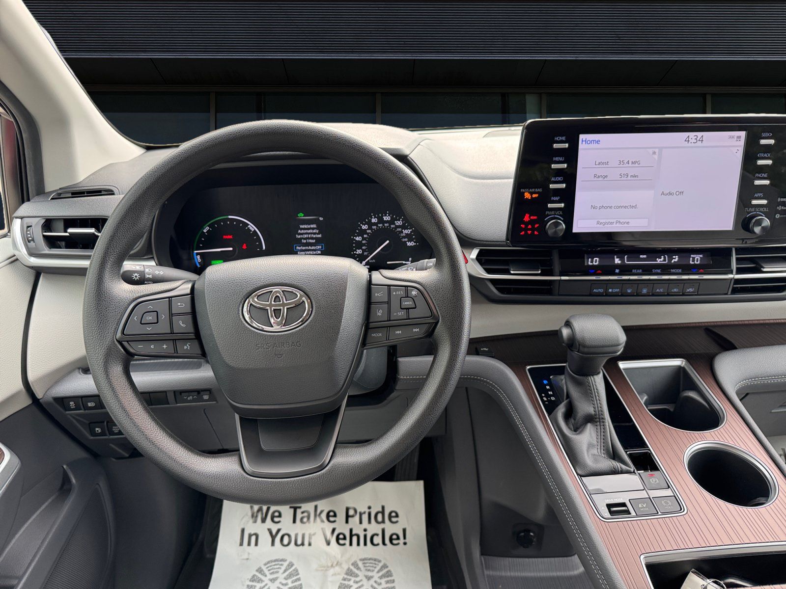 Used 2024 Toyota Sienna LE FWD image 3