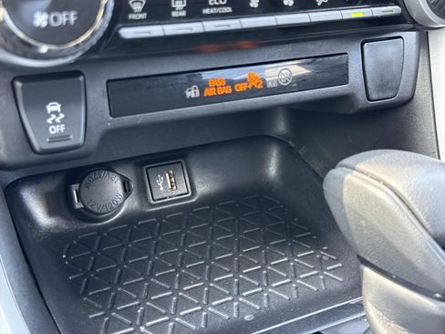 Used 2025 Toyota RAV4 XLE AWD/4WD image 12