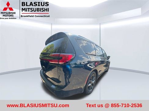Used 2023 Chrysler Pacifica Limited w/ S Appearance Package FWD image 8