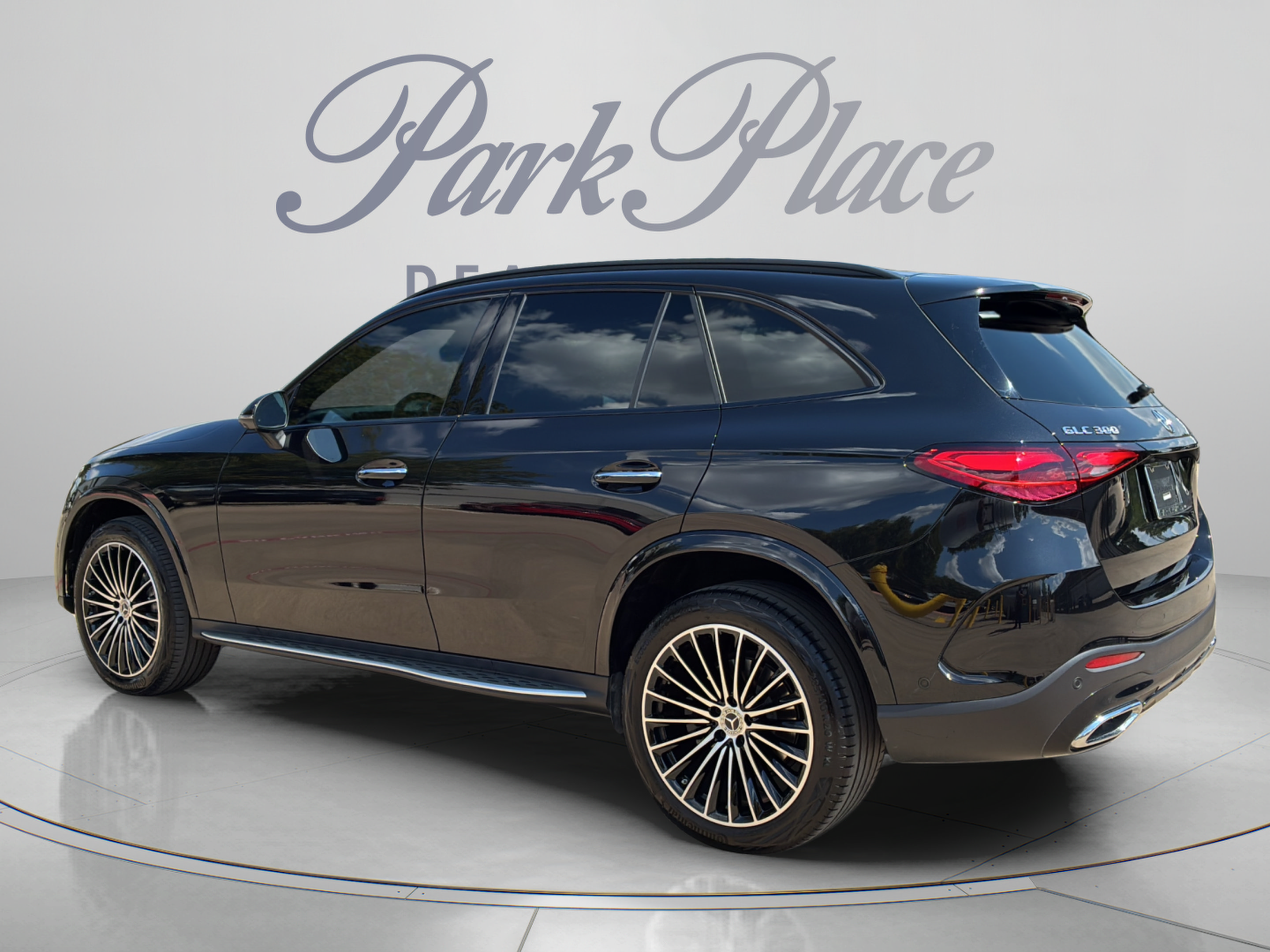 Used 2026 Mercedes-Benz GLC 300 image 3