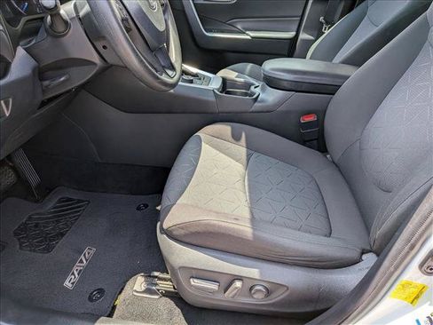 Used 2020 Toyota RAV4 XLE w/ Carpet Mat Package AWD/4WD image 13
