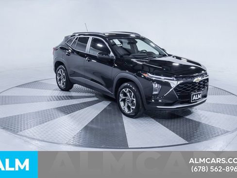Used 2025 Chevrolet Trax LT FWD image 14