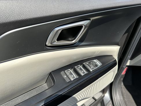 Used 2024 Kia Carnival LX FWD image 22
