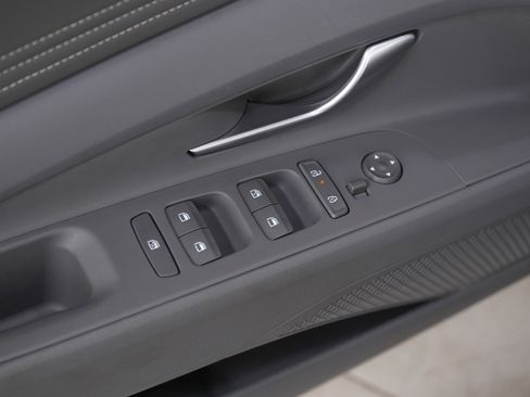 Used 2025 Hyundai Elantra SEL image 18