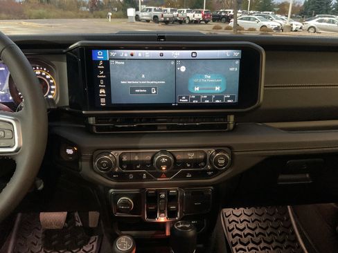 Used 2024 Jeep Wrangler Sahara image 20