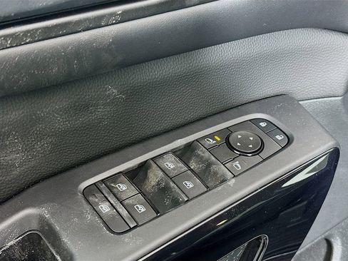 New 2026 Nissan Pathfinder S image 6