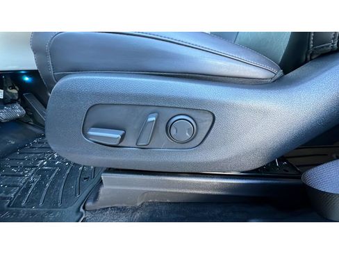 Used 2024 Kia Carnival EX image 25