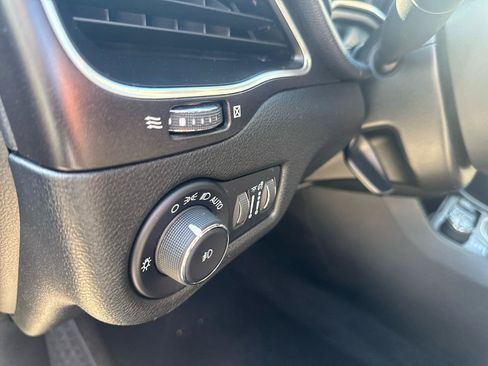 Used 2021 Jeep Cherokee Trailhawk AWD/4WD image 30