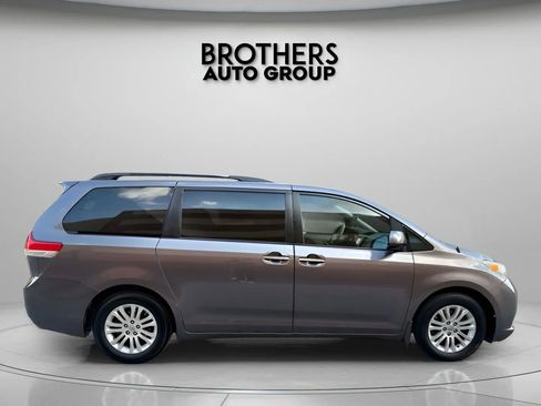 Used 2014 Toyota Sienna XLE image 11
