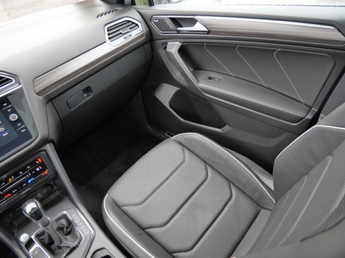 Certified 2022 Volkswagen Tiguan SEL R-Line image 11