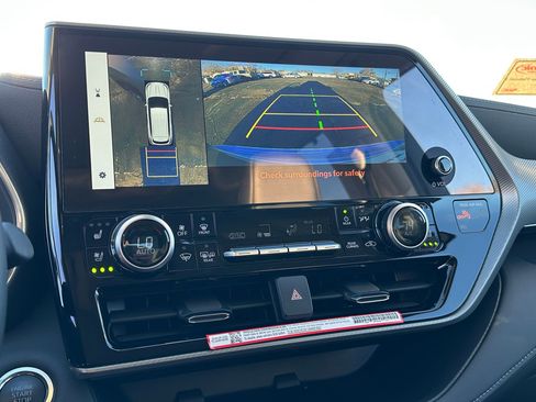 Used 2025 Toyota Highlander Platinum image 18