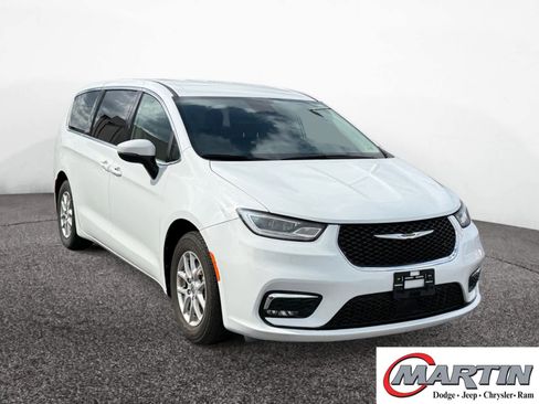Used 2023 Chrysler Pacifica Touring-L FWD image 3