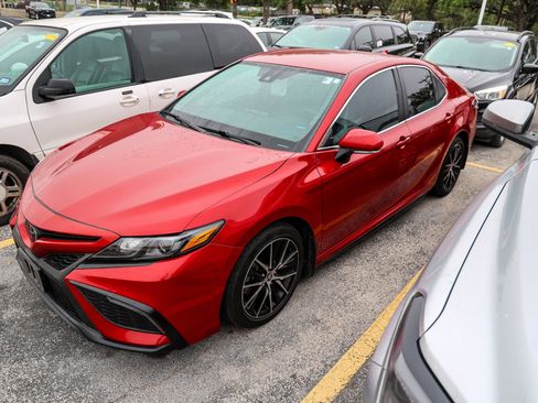 Used 2024 Toyota Camry SE w/ Convenience Package FWD image 3